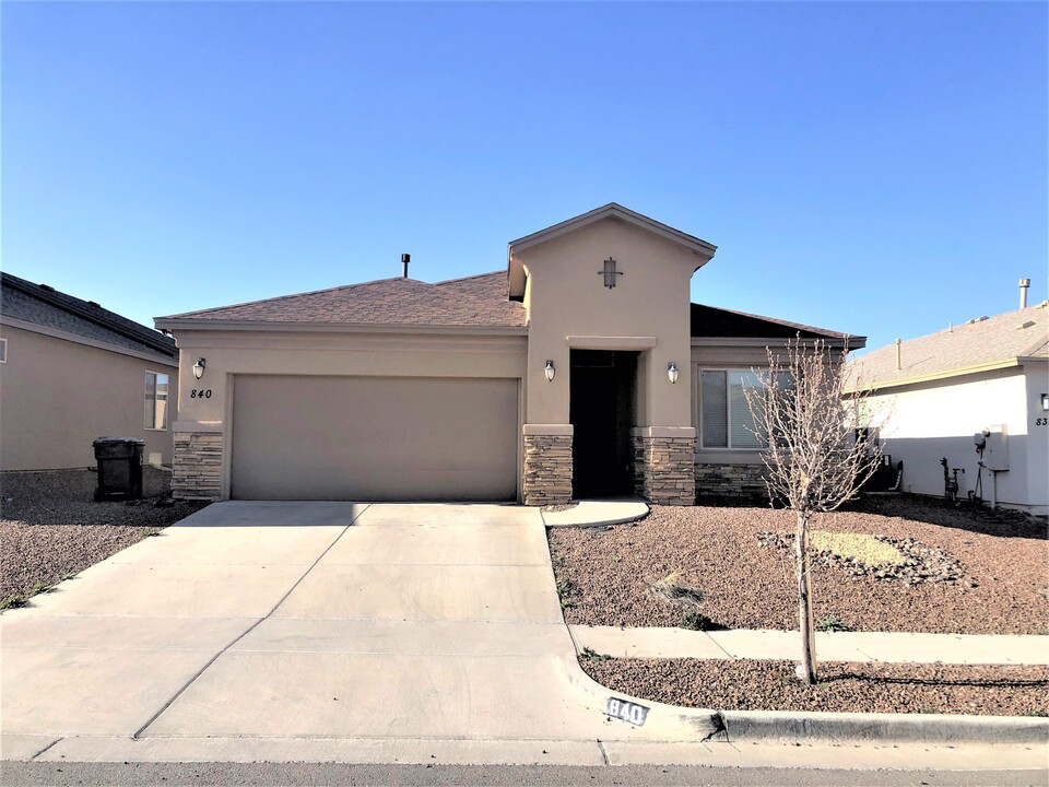 840 Holly Park Ave in Sunland Park, NM - Building Photo