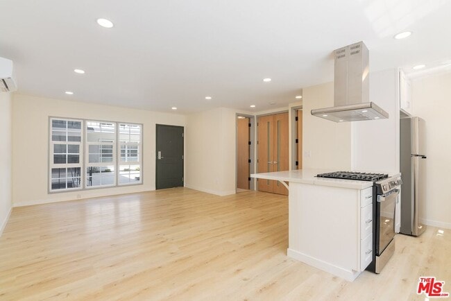 835 S Sherbourne Dr in Los Angeles, CA - Building Photo - Building Photo