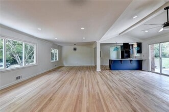6085 Glenridge Dr in Atlanta, GA - Building Photo - Building Photo