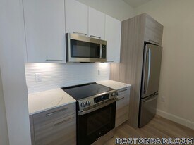 1079 Commonwealth Ave, Unit 201 in Boston, MA - Building Photo