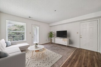 Rolling Meadows Apartments - Tax Credit in Williamsburg, VA - Foto de edificio - Building Photo