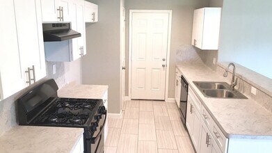 205 Grantham Rd in Baytown, TX - Building Photo - Building Photo