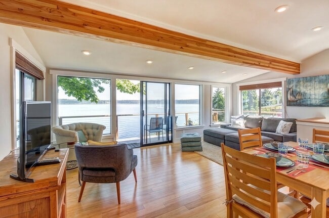 8232 SW Hawthorne Ln in Vashon, WA - Foto de edificio - Building Photo