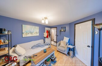 11 Beecher Ter, Unit 2 in Newton, MA - Foto de edificio - Building Photo