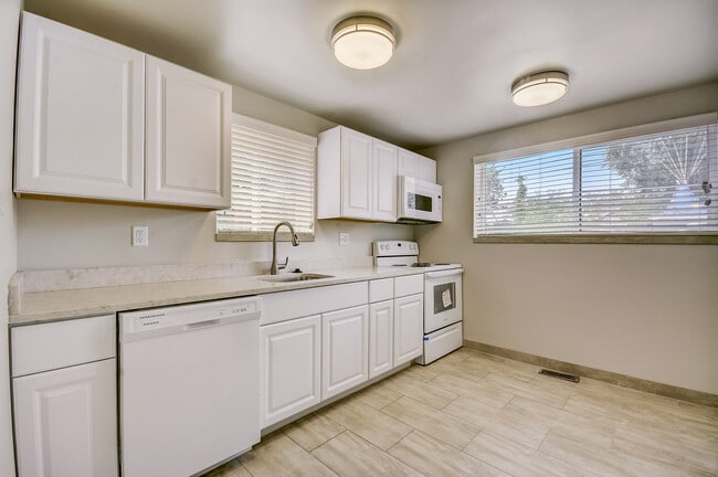 554 S Douglas St, Unit Top Floor in Salt Lake City, UT - Building Photo - Building Photo