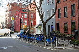 77 Perry St in New York, NY - Foto de edificio - Building Photo