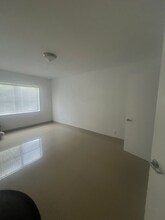 8290 Lake Dr in Doral, FL - Building Photo - Building Photo