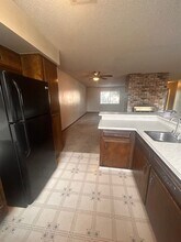 1900 S Royal Oaks Dr in Visalia, CA - Building Photo - Building Photo