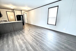 17020 Sleepy Hollow Blvd in Holly, MI - Building Photo - Building Photo