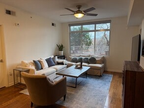 54 Rainey St, Unit 312 in Austin, TX - Foto de edificio - Building Photo