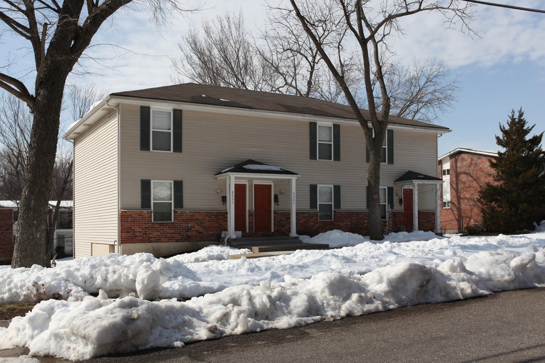 8318-8328 Robinson St in Overland Park, KS - Building Photo