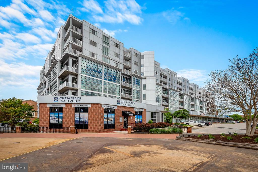 2772 Lighthouse Point E in Baltimore, MD - Building Photo