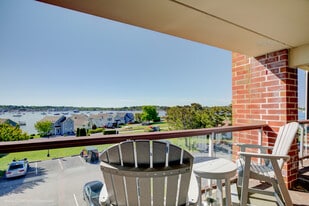 1315 Capella S, Unit 1315 in Newport, RI - Building Photo