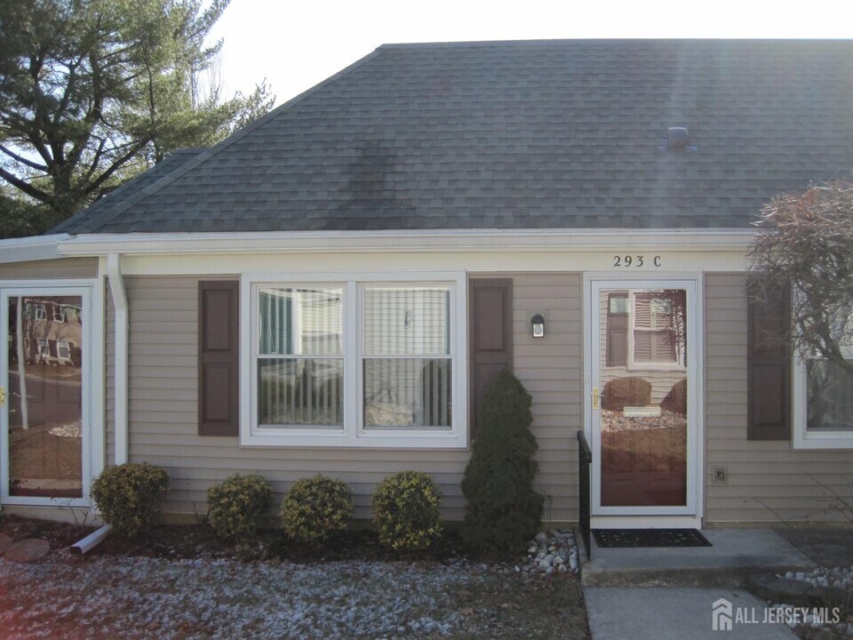 293 Sharon Way in Monroe Township, NJ - Building Photo