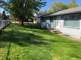 807 Poplar St in Cove, OR - Building Photo