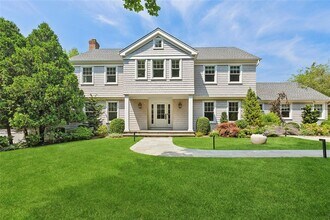 150 Harvest Ln in Southampton, NY - Building Photo - Building Photo