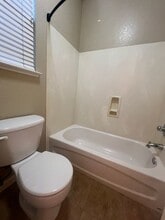 1623 Bermuda Ln in Manteca, CA - Foto de edificio - Building Photo