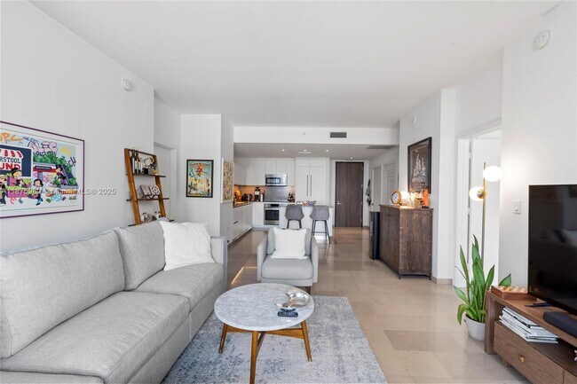 88 SW 7th St in Miami, FL - Building Photo - Building Photo