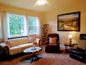 451 Broad St in Butte Falls, OR - Building Photo - Interior Photo