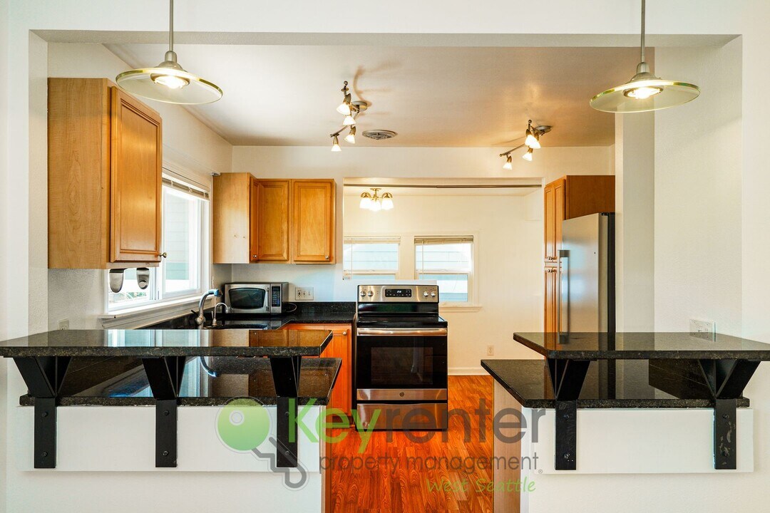 7951 9th Ave SW in Seattle, WA - Building Photo