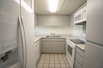 745 Isenberg St in Honolulu, HI - Building Photo - Building Photo