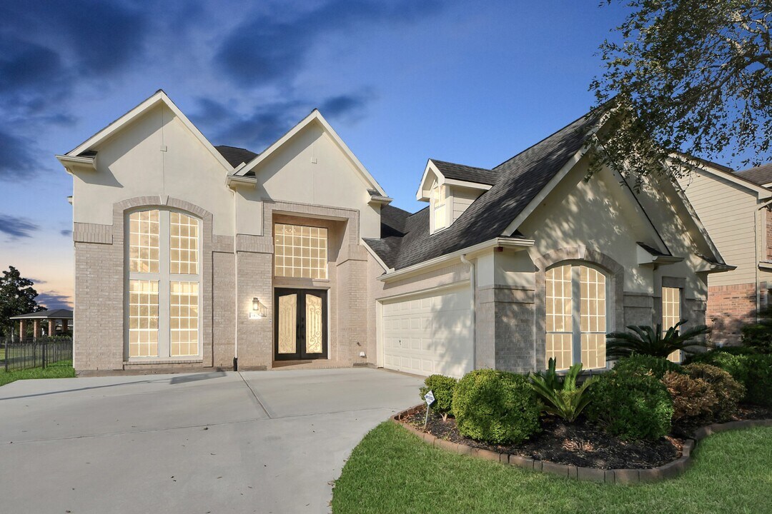 5410 Deerbourne Chase Dr in Sugar Land, TX - Building Photo