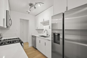 12030 Rochester Ave, Unit 107 in Los Angeles, CA - Building Photo - Building Photo