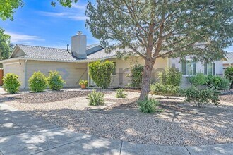 500 Middlesex Rd in Belmont, CA - Building Photo - Building Photo