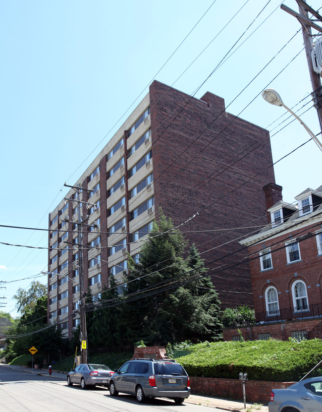 State Manor Apartments in Coraopolis, PA - Foto de edificio - Building Photo