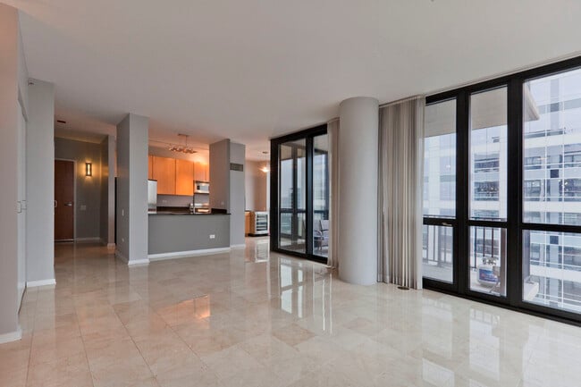 210 S Desplaines St in Chicago, IL - Building Photo - Building Photo
