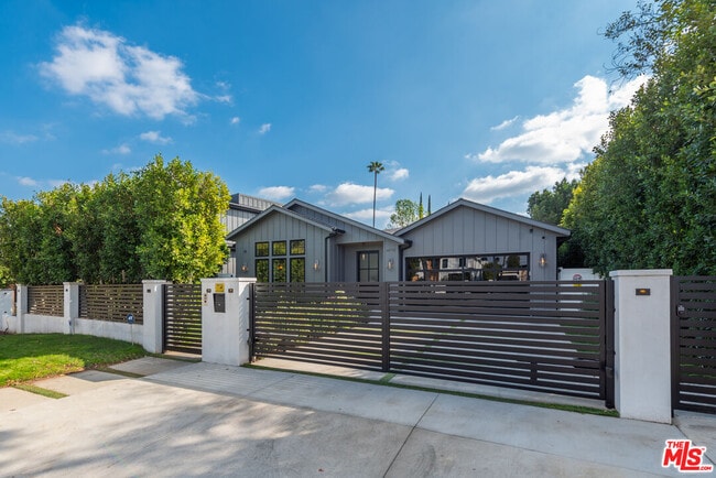 16712 Addison St in Los Angeles, CA - Building Photo - Building Photo