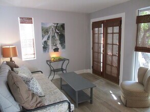 3450 Effie St, Unit Guest House in Los Angeles, CA - Foto de edificio - Building Photo