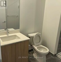 395 Square One Dr in Mississauga, ON - Building Photo - Building Photo