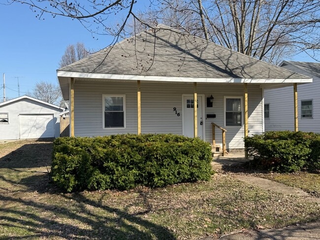 916 N 10th St in Mattoon, IL - Building Photo - Building Photo