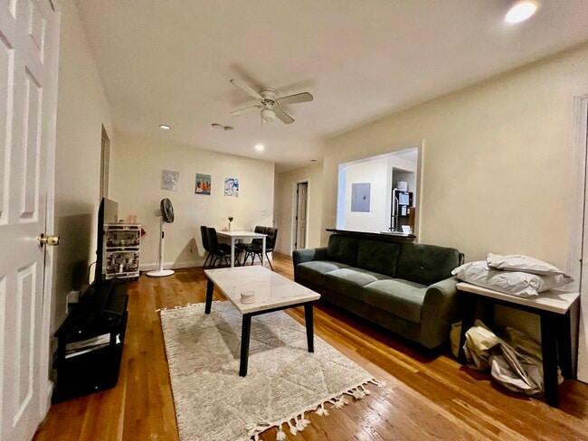 62 Egmont St, Unit 3 in Brookline, MA - Foto de edificio - Building Photo