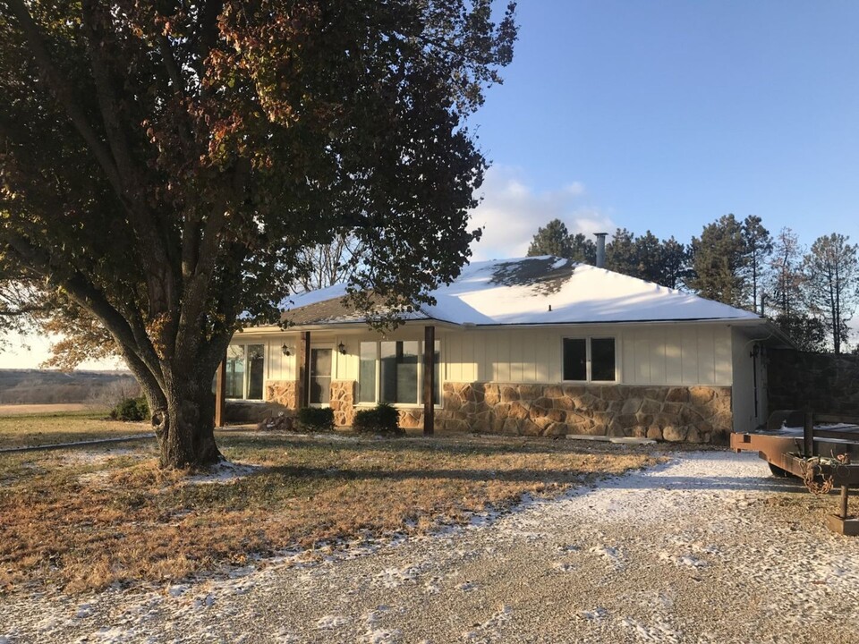 242 N 1600 Rd in Lecompton, KS - Building Photo