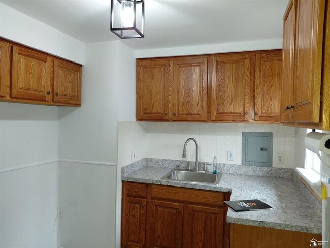 6849 Cornell St in Taylor, MI - Building Photo - Building Photo