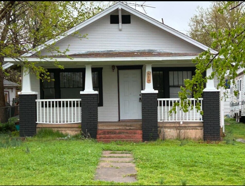 619 Locust St in Perry, OK - Building Photo