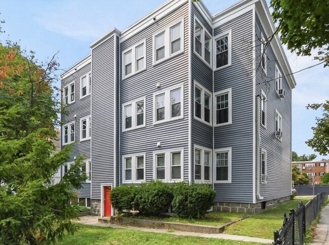 714 Adams St in Boston, MA - Foto de edificio - Building Photo