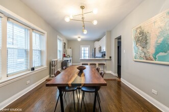 3021 N Davlin Ct, Unit 1 in Chicago, IL - Foto de edificio - Building Photo