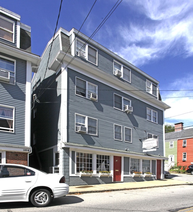 147 Merrimac St in Newburyport, MA - Foto de edificio - Building Photo