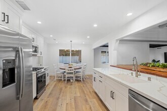 19119 Ingomar St in Reseda, CA - Foto de edificio - Building Photo