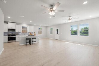 11009 Sentinel Dr in Austin, TX - Building Photo - Building Photo