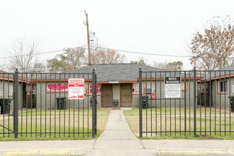 Phlox Willow Apartments in Houston, TX - Building Photo - Building Photo