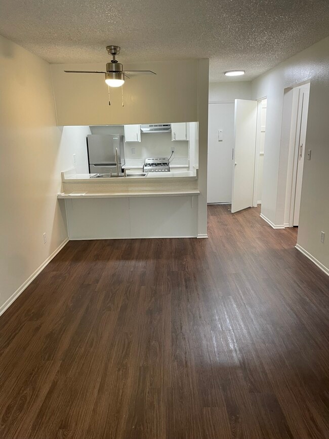 La Villa Mesa in San Pedro, CA - Building Photo - Building Photo