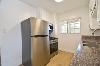 5734 Hazeltine Ave, Unit 06 in Los Angeles, CA - Building Photo - Building Photo