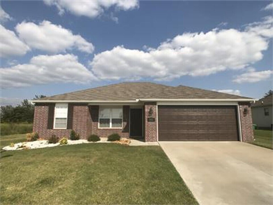 940 Meadowridge Dr in Centerton, AR - Building Photo