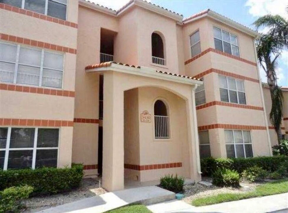 3310 Pinewalk Dr N in Margate, FL - Building Photo