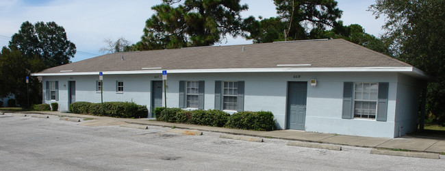 6005-6029 Vermont Ave in New Port Richey, FL - Foto de edificio - Building Photo