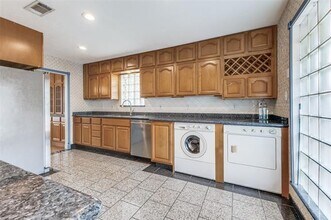 9210 Larchwood Dr in Dallas, TX - Building Photo - Building Photo